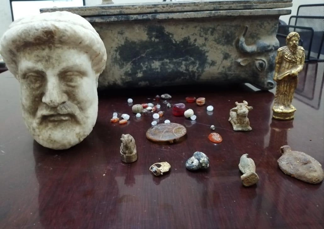 ضبط شخص بحوزته قطع أثرية داخل منزله في إربد