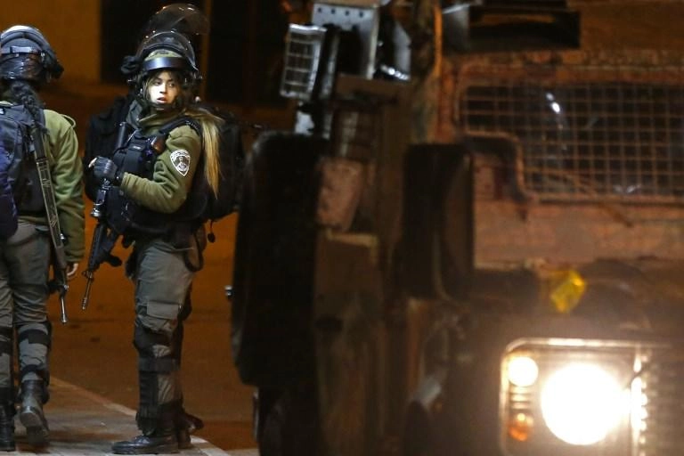 جيش الاحتلال يعتقل 10 فلسطينيين ويصيب آخرين