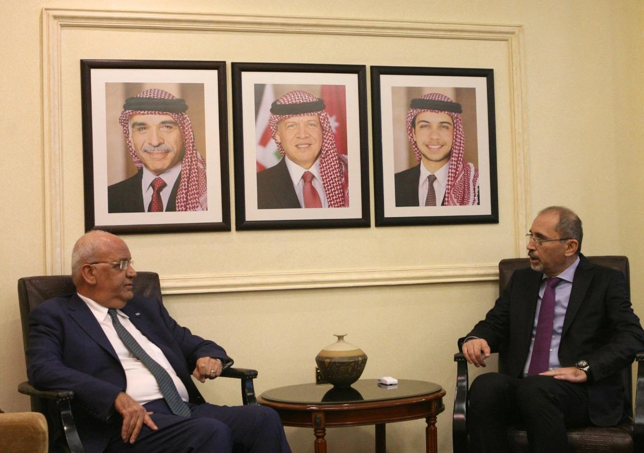 الصفدي يبحث مع مسؤول فلسطيني "كسر جمود عملية السلام"