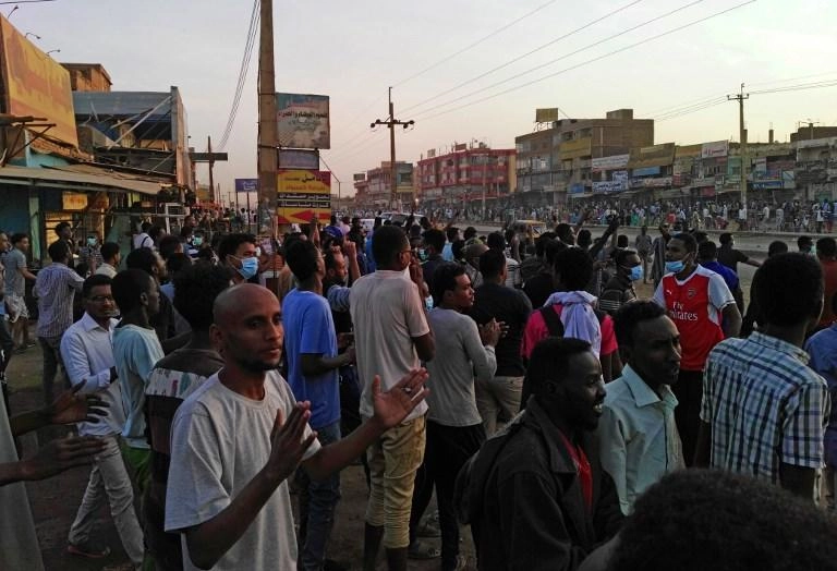 الشرطة تطلق الغاز المسيل للدموع على متظاهرين