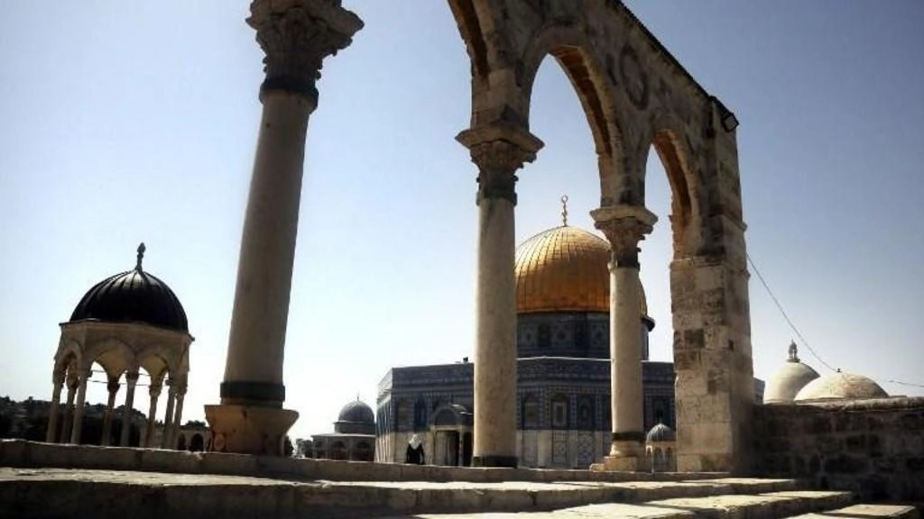 الأردن يدين نصب إسرائيل أعمدة خشبية في الأقصى