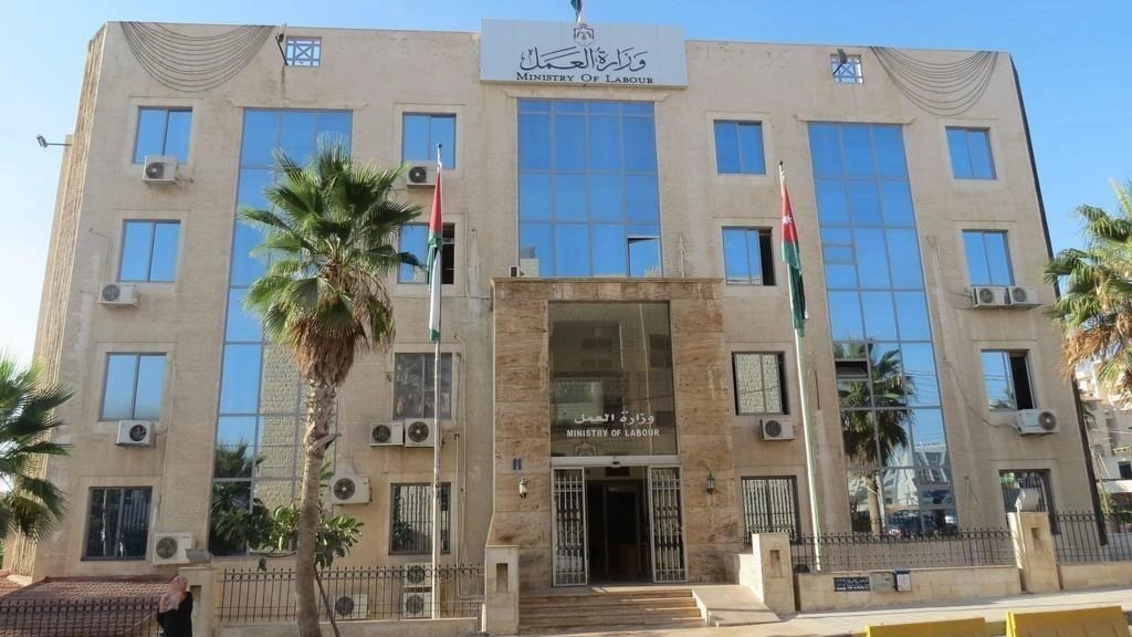 وزارة العمل: إقبال "واسع" على التسجيل إلكترونيا