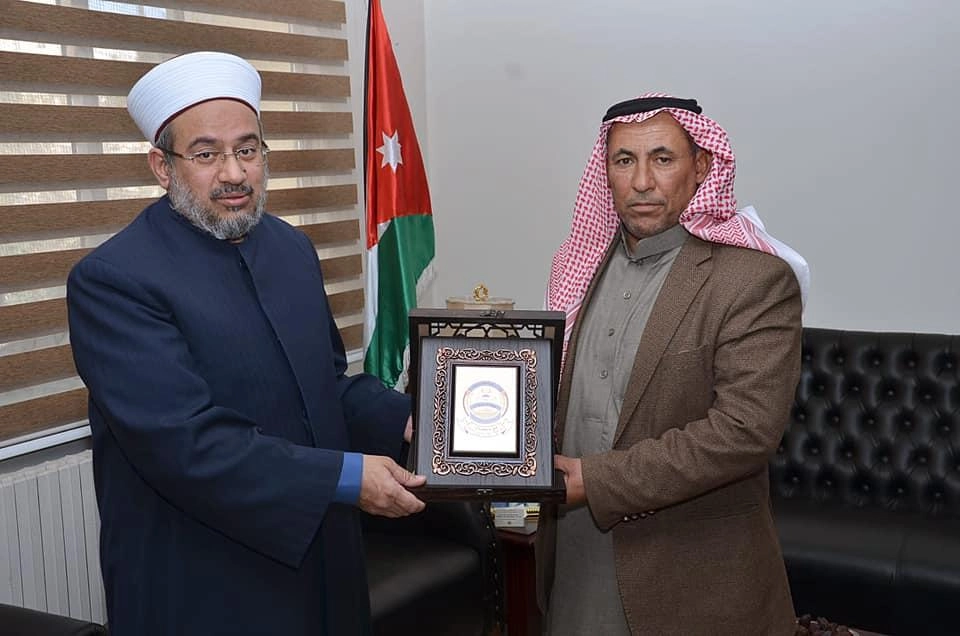 تكريم إمام مسجد بعد إنقاذه سائحاً