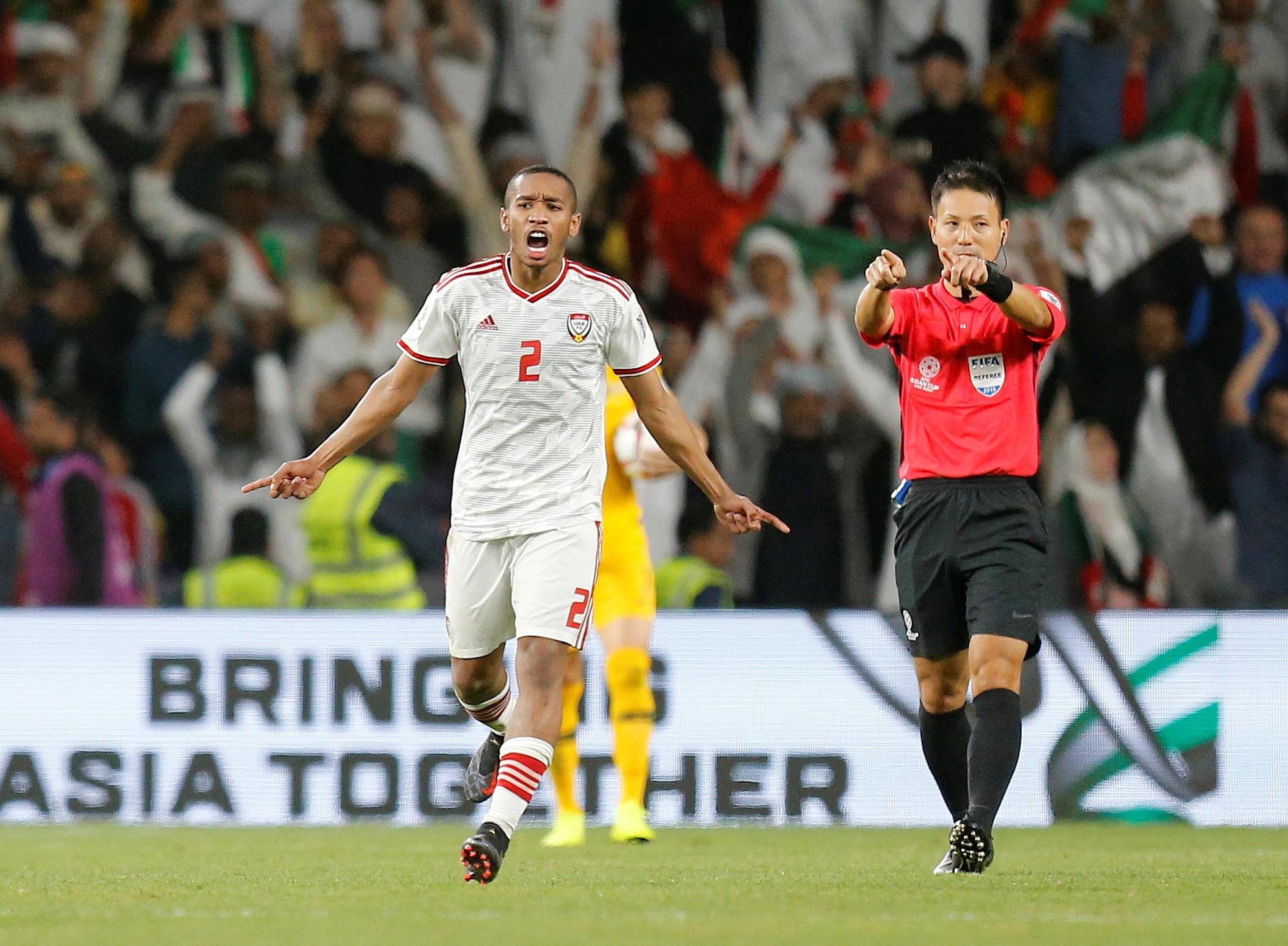 الإمارات تقصي أستراليا حاملة اللقب وتلاقي قطر في نصف النهائي