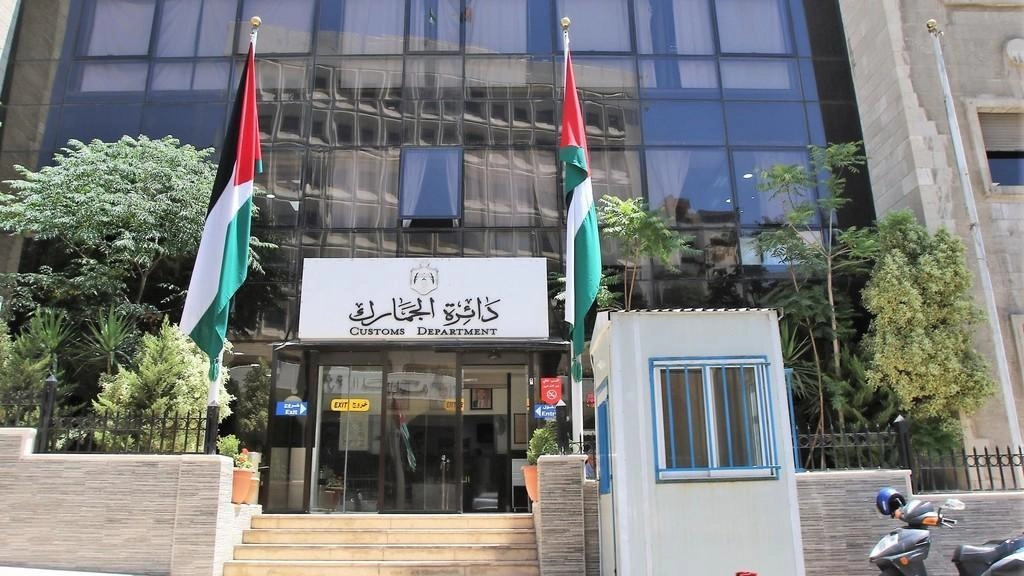 إحباط تهريب عملات أجنبية وعتاد بنادق صيد