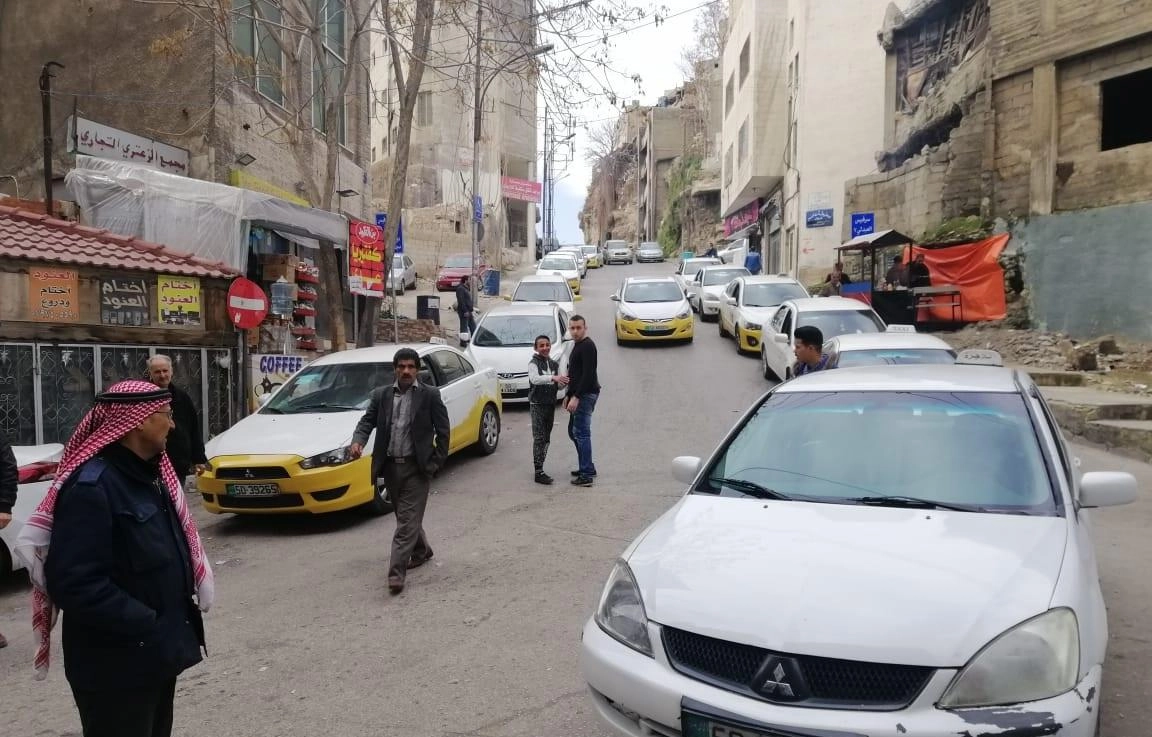 سائقو أجرة يشتكون من إعادة تأهيل شارع الملك غازي