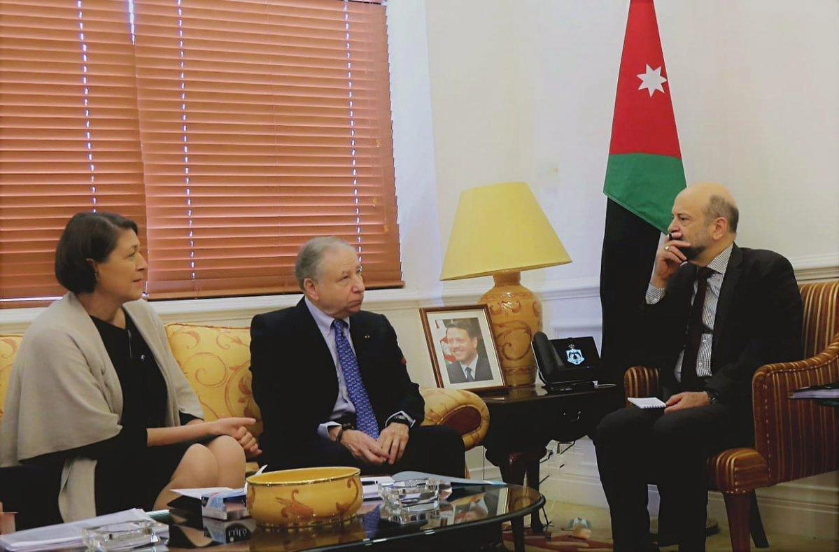 الرزاز: خطة لتحسين النقل العام في الأردن