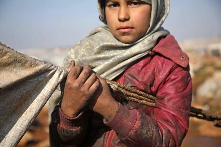 أطفال ينقبون في النفايات لإعالة أسرهم
