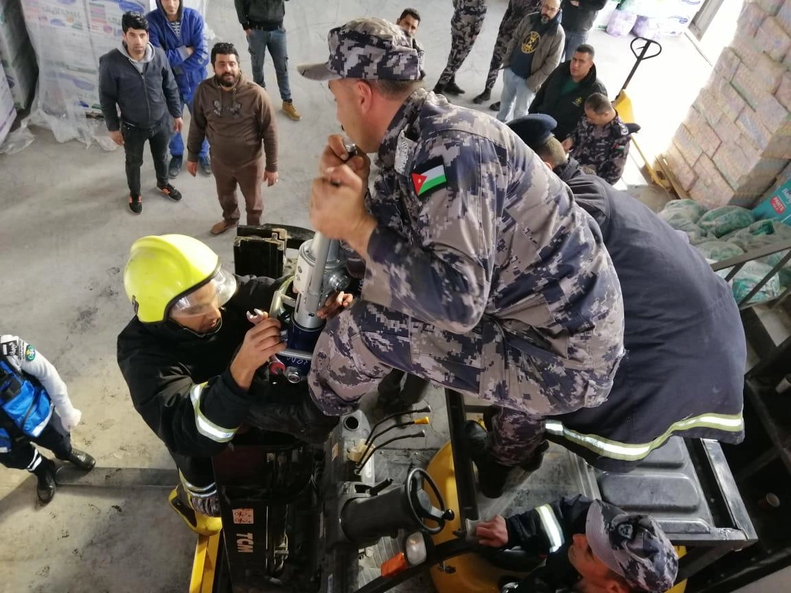 إصابة شخص علقت يده برافعة شوكية في محافظة إربد
