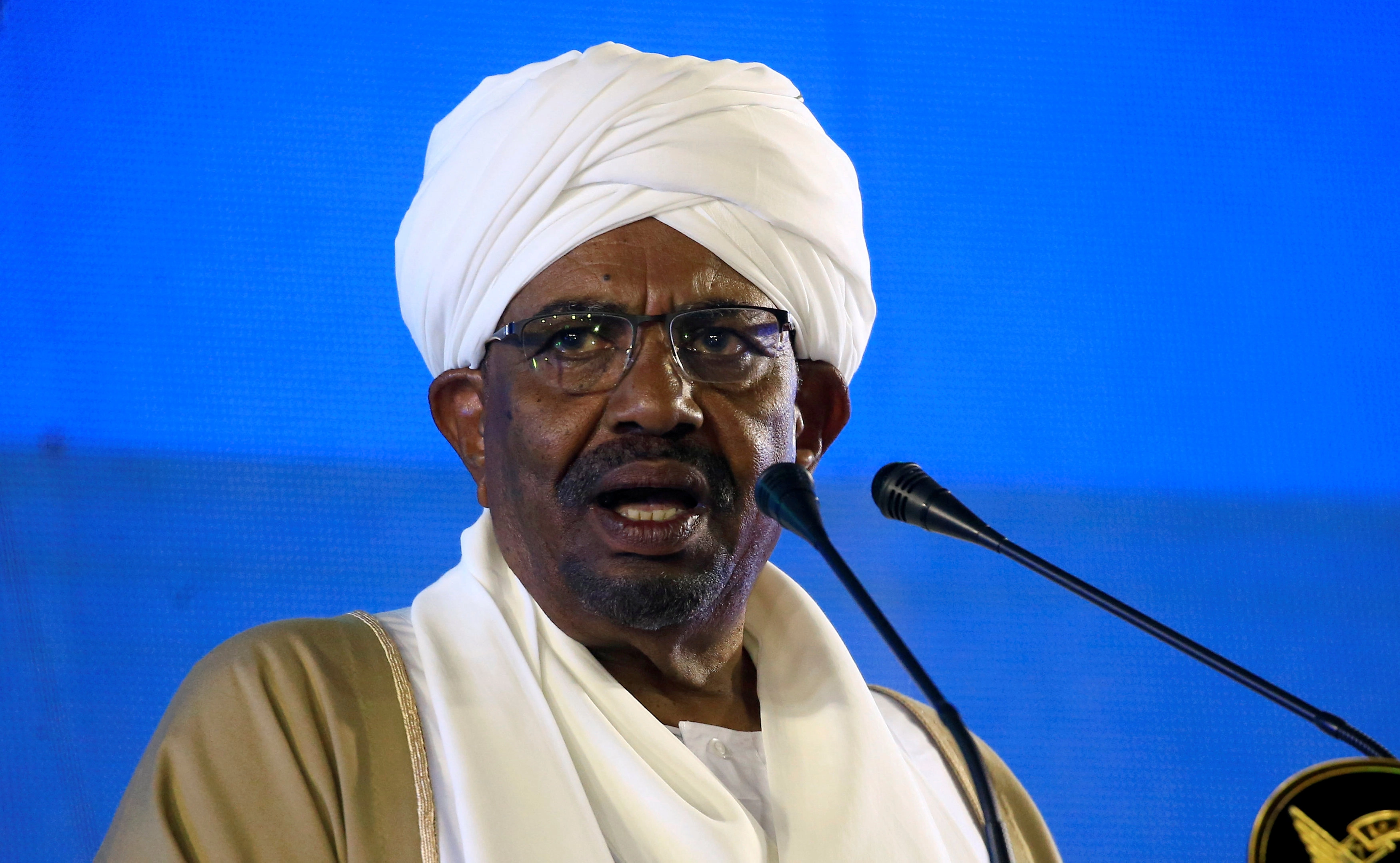 البشير يعيد فتح الحدود مع إريتريا بعد عام 