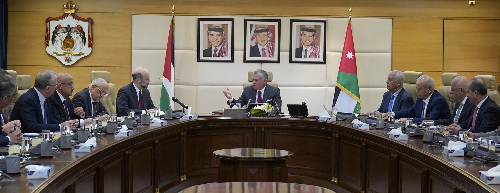 الملك يطلب من الحكومة شرح قراراتها للمواطنين "على الفور"