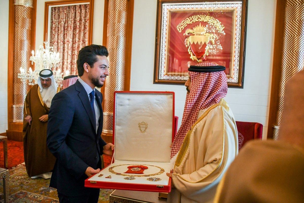 ملك البحرين يقلد ولي العهد "وسام النهضة للملك حمد"