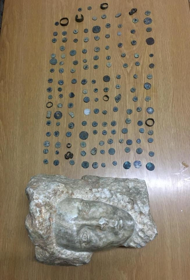 القبض على شخص عرض عشرات القطع الأثرية للبيع