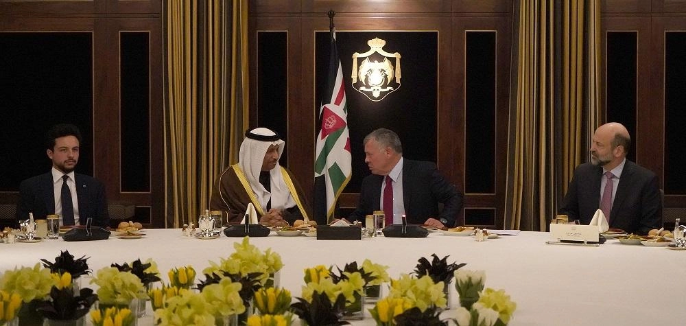 الملك يعقد مباحثات موسعة مع رئيس الوزراء الكويتي
