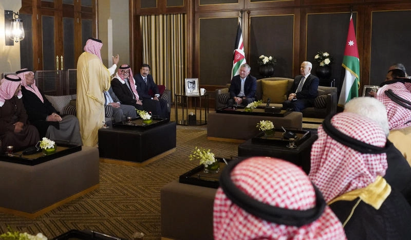 الملك يلتقي عددا من رفاق السلاح المتقاعدين