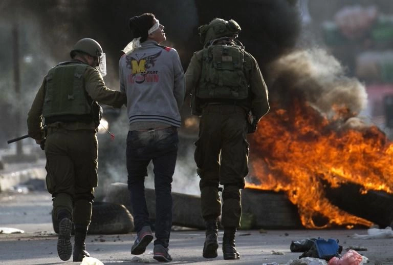 الاحتلال يعتقل 13 فلسطينياً
