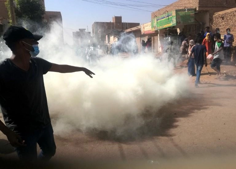وفاة رجل أمن رشق محتجون مركبته بالحجارة 