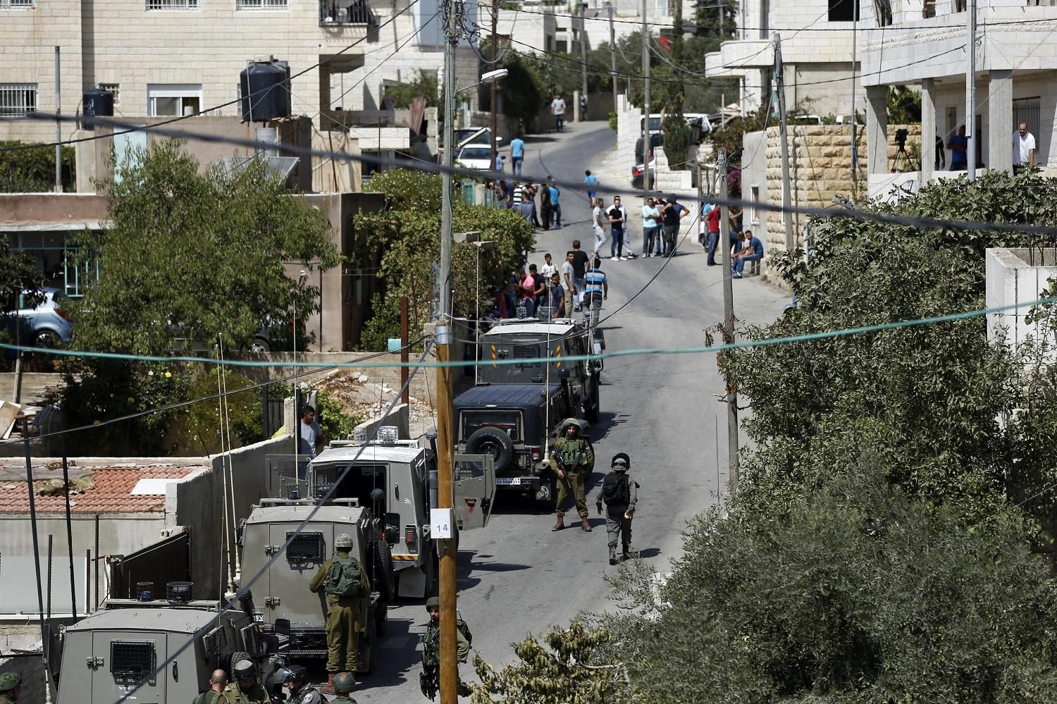 الاحتلال يعتقل 4 فلسطينيين ويداهم عدة منازل