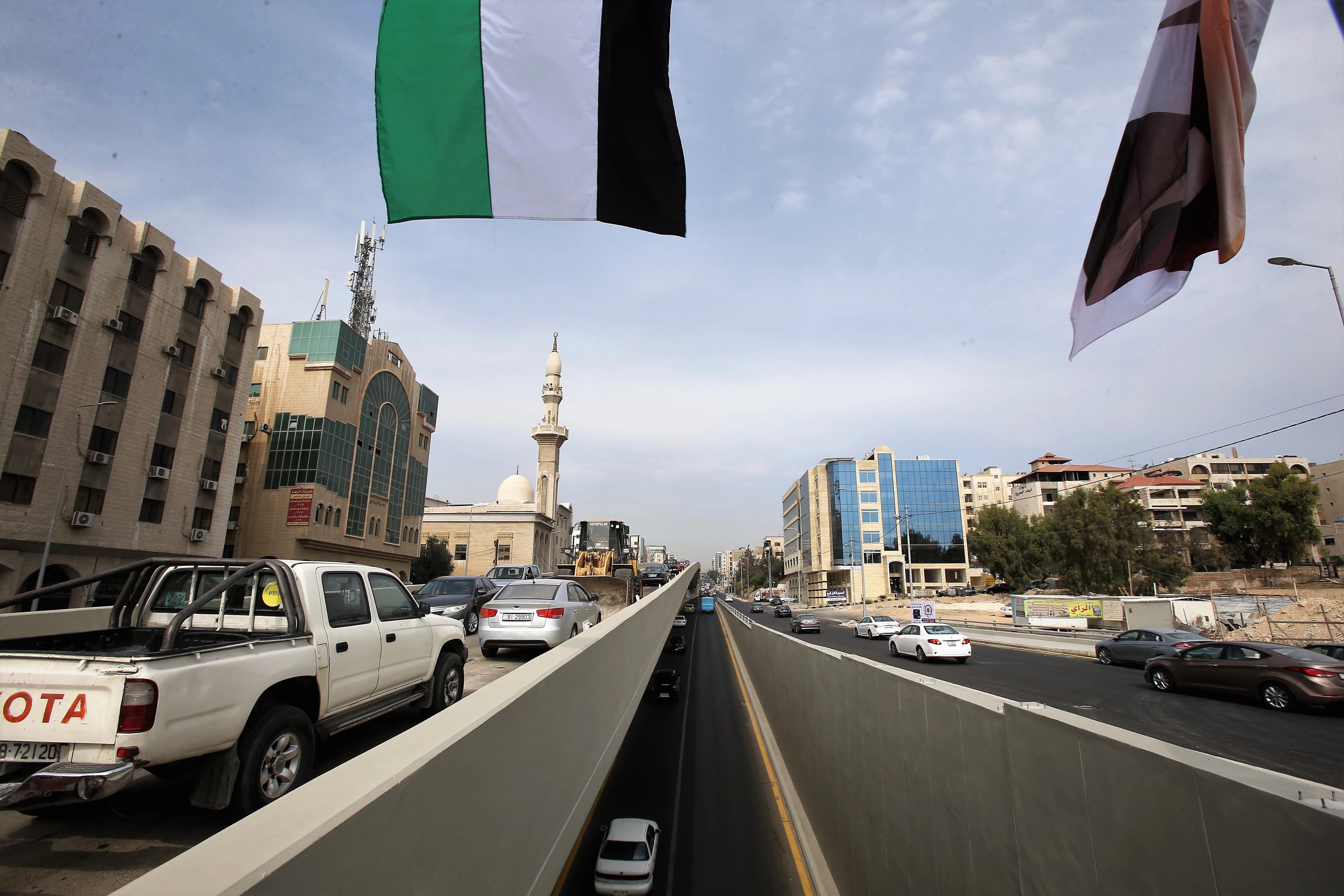 السماح لحملة الجواز الأردني المؤقت تسجيل مركبة نقل مشترك
