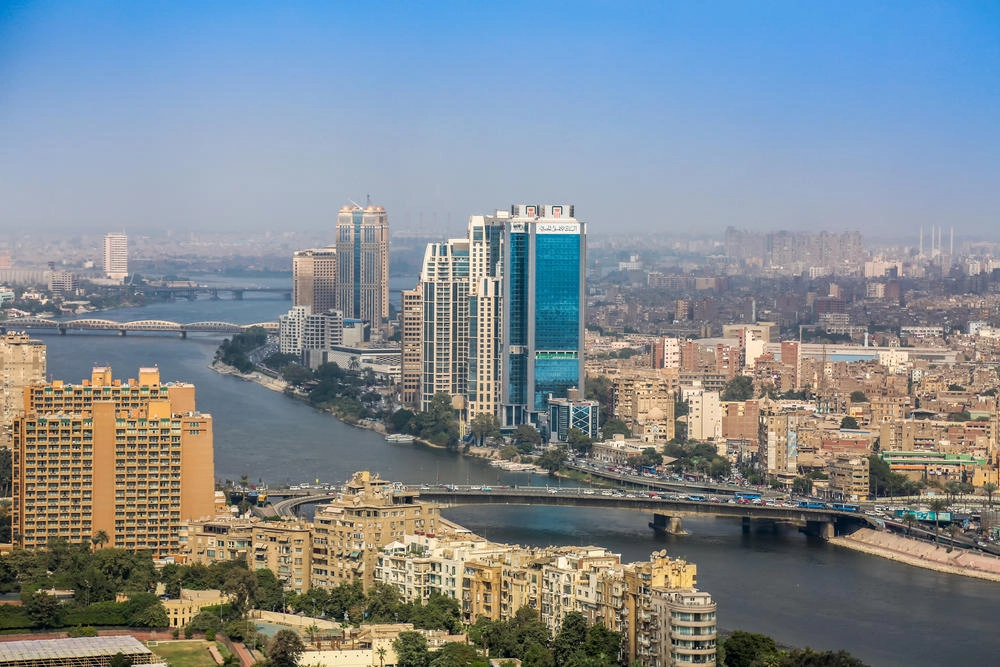 الملك يدين تفجير القاهرة الإرهابي