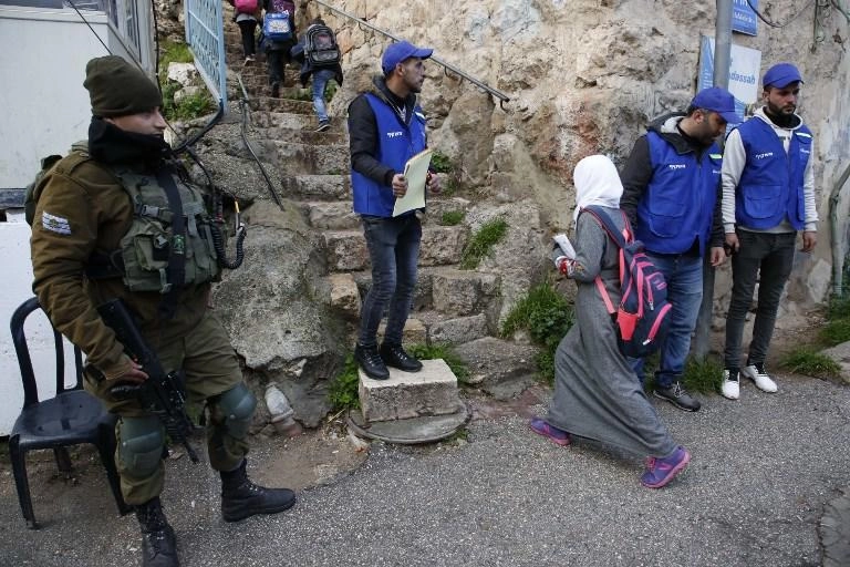 قنابل غاز إسرائيلية تصيب 30 طفلاً فلسطينياً بالاختناق