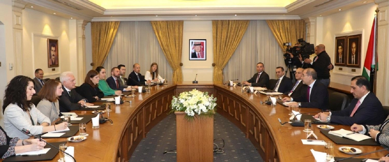 وزير الخارجية يبحث مع وفد أميركي مستجدات المنطقة
