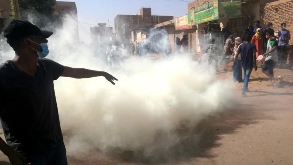 إطلاق غاز مسيل للدموع لتفريق متظاهرين