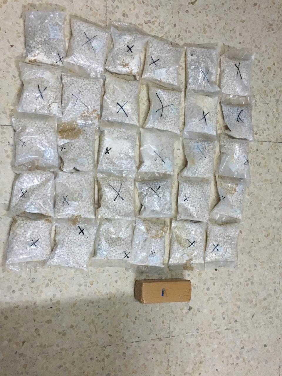 العثور على مواد مخدرة مخبأة بين الصخور في المفرق