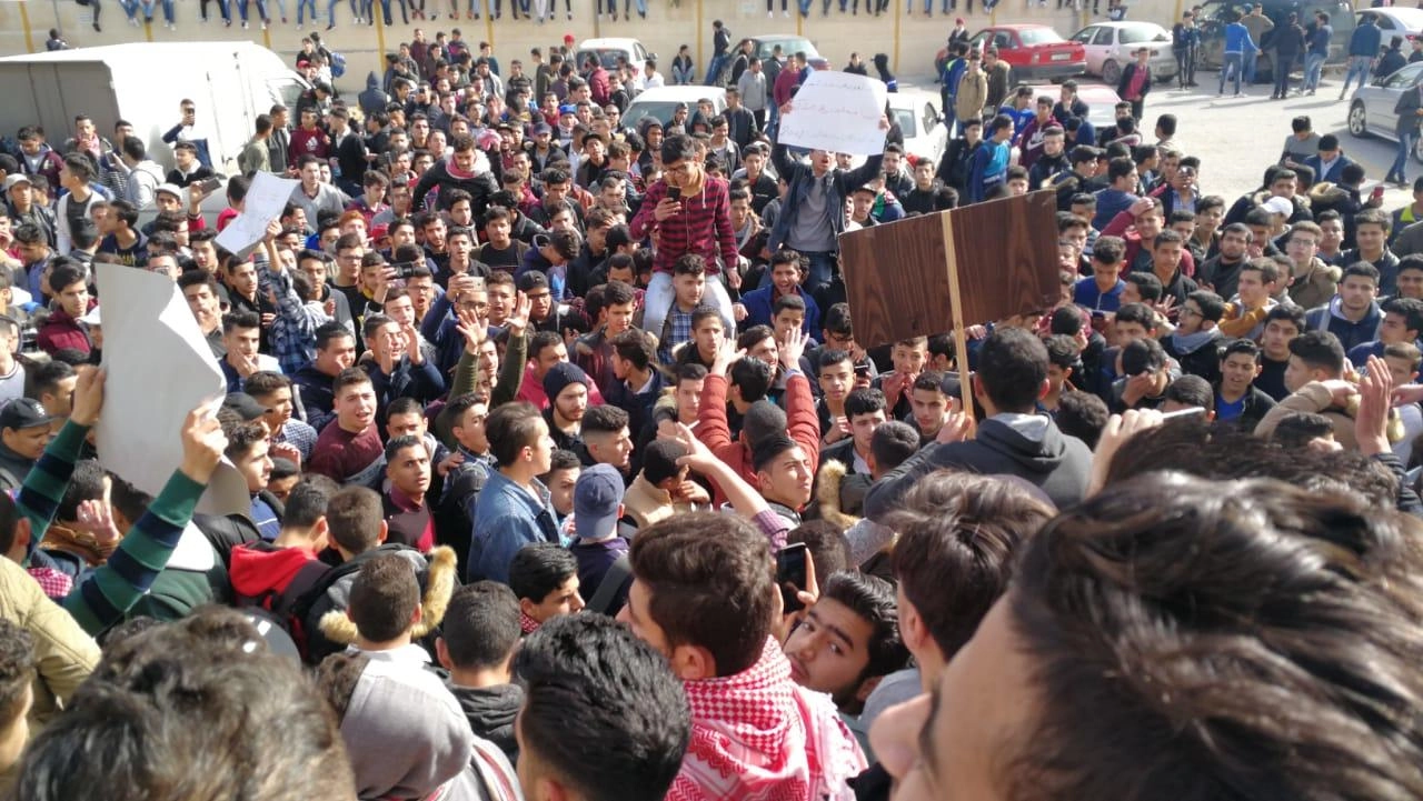 احتجاج على عقد "التوجيهي" مرة في العام