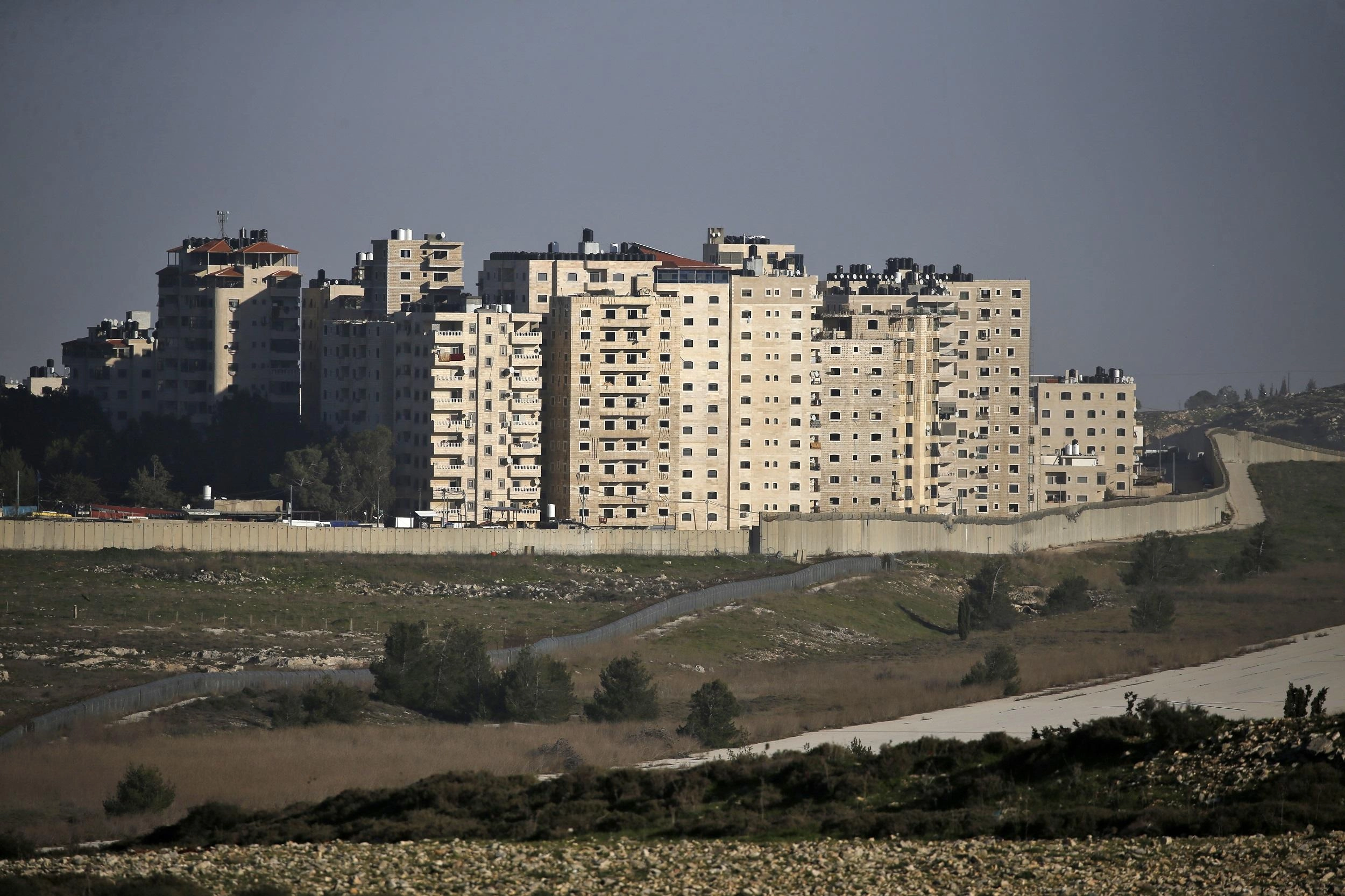 فلسطينيون يعيشون بين مرجعيتين في منطقة قرب القدس