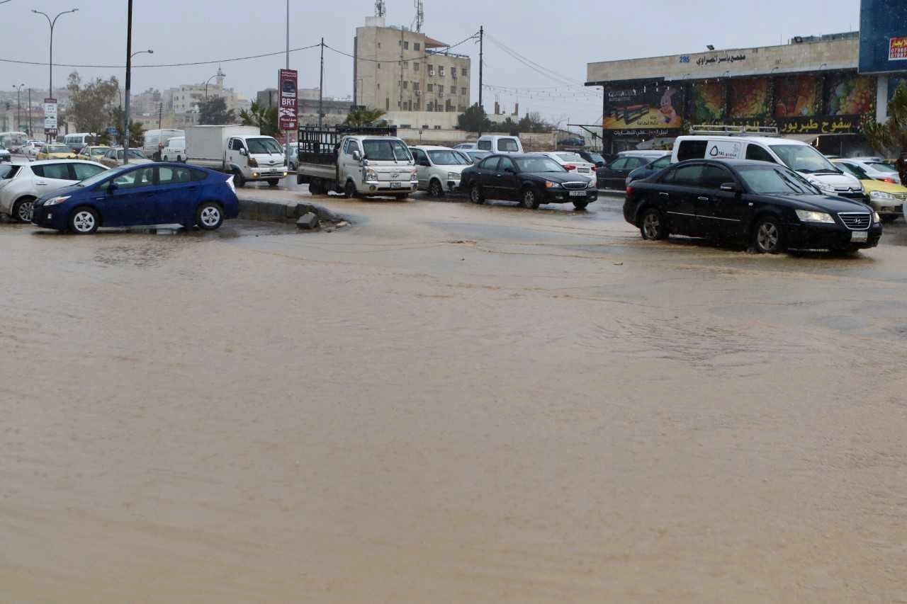 مياه أمطار تداهم منازل في مأدبا وعجلون