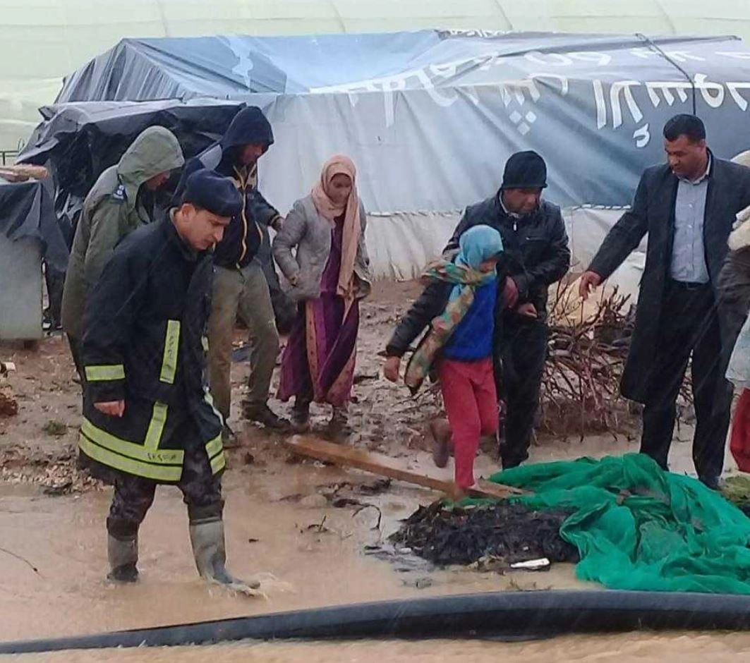 إخلاء 46 لاجئاً سورياً من خيم قرب مأدبا