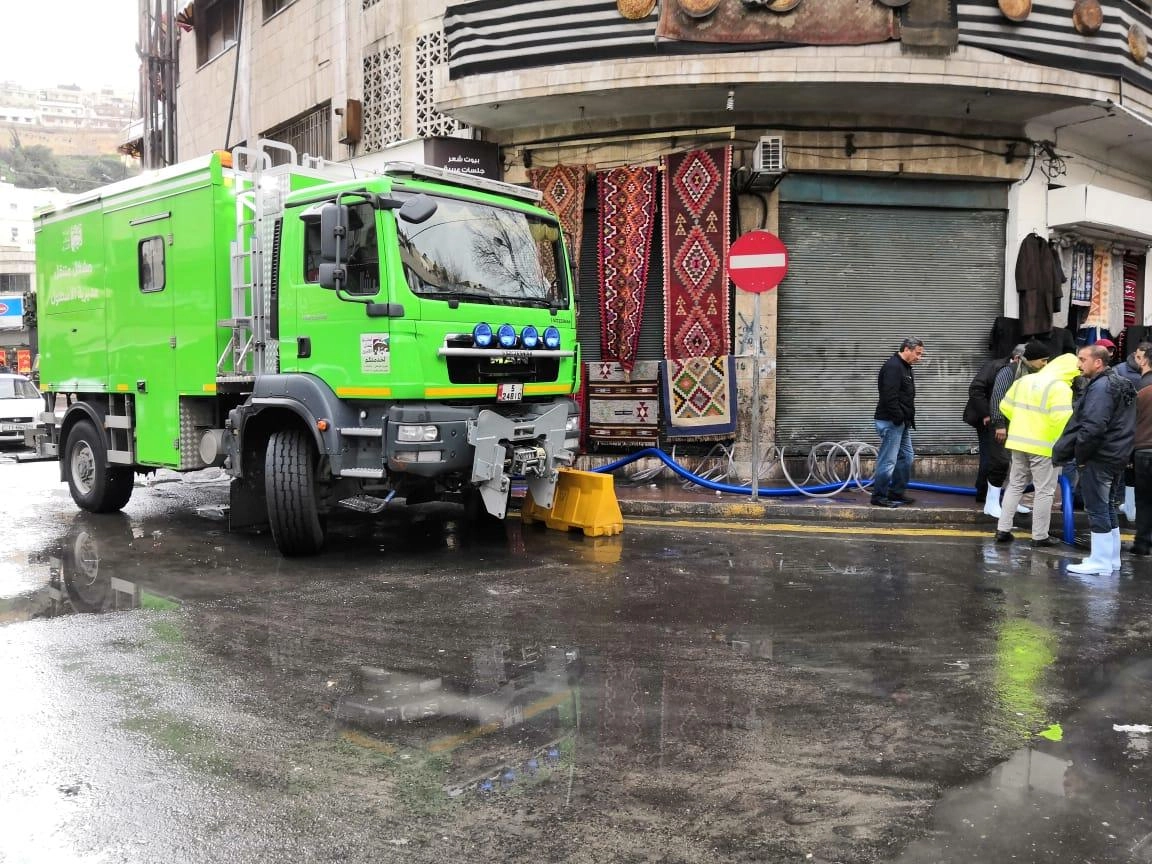 سحب مياه أمطار من مواقع في وسط عمّان