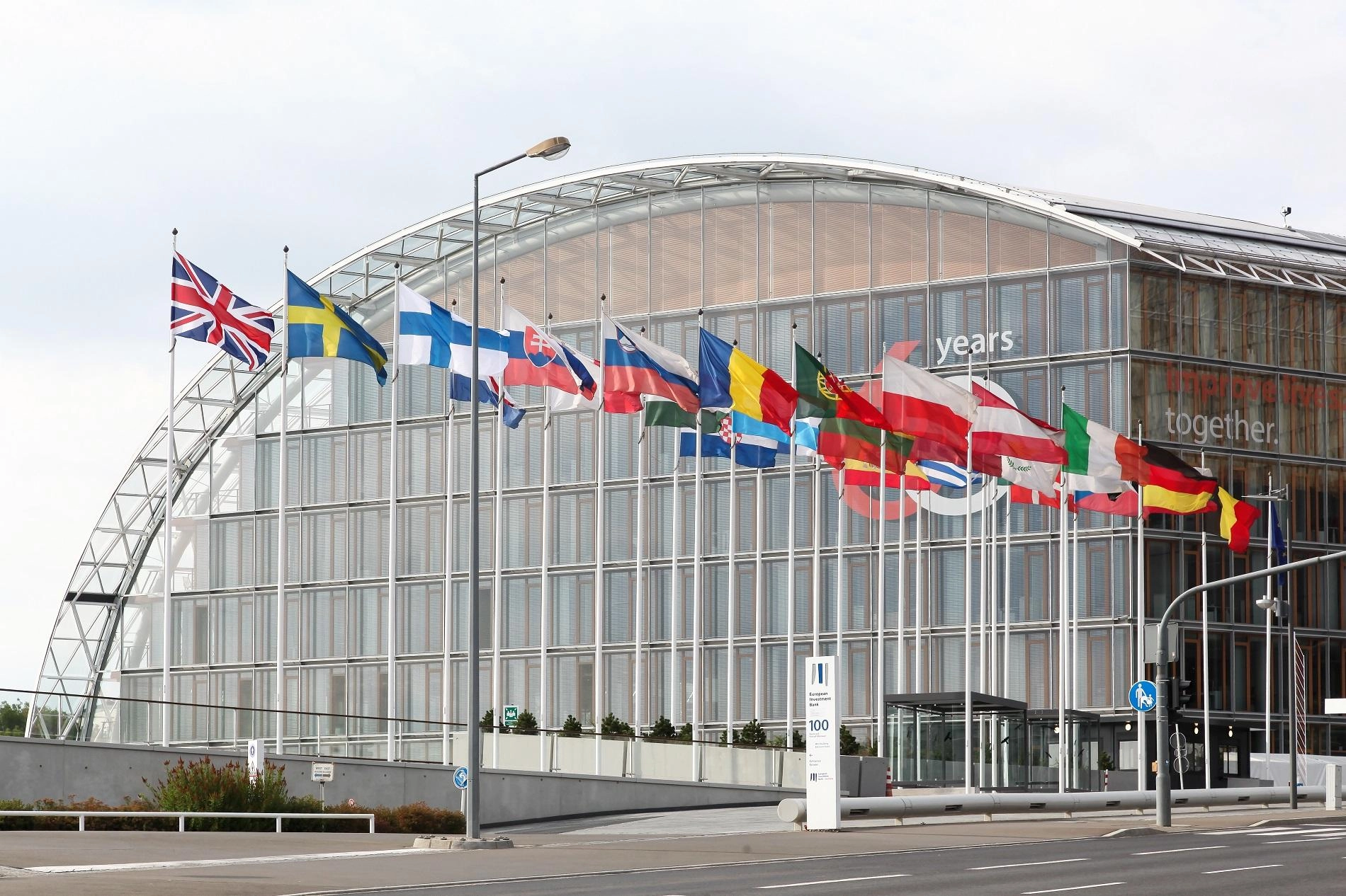 مليار دولار منح وقروض من بنك الاستثمار الأوروبي للأردن 