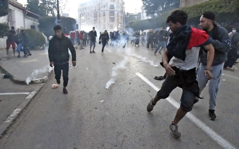 عشرات الآلاف يدعون بوتفليقة للتنحي