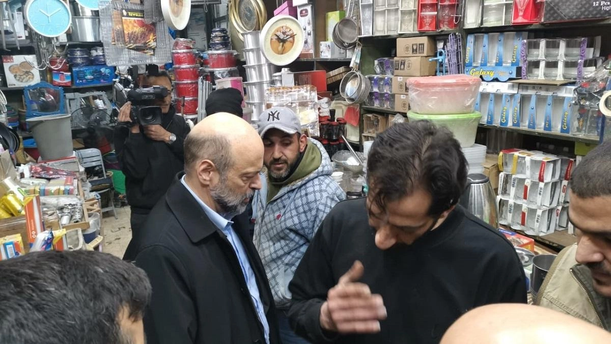 الرزاز يطلع على محال تجارية متضررة 