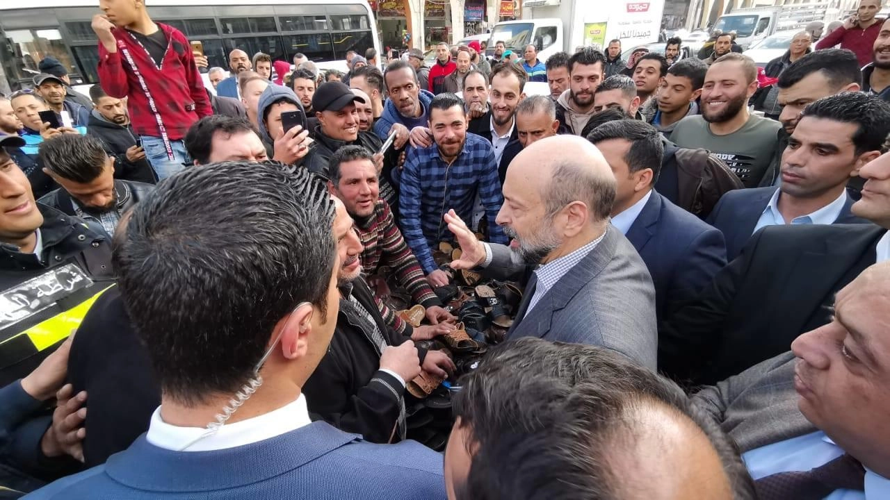 رئيس الوزراء يشارك في حملة دعم تجار وسط البلد