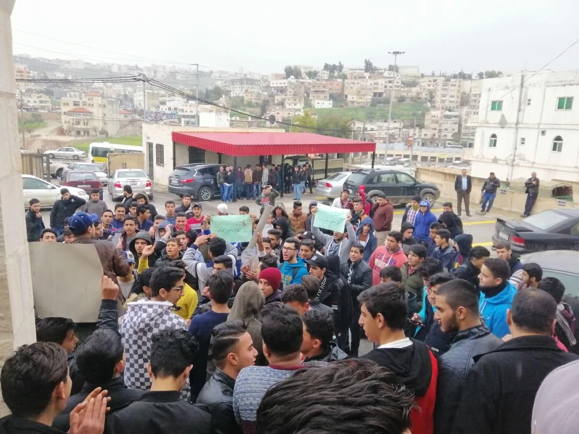طلبة يحتجون على نظام "التوجيهي" الجديد