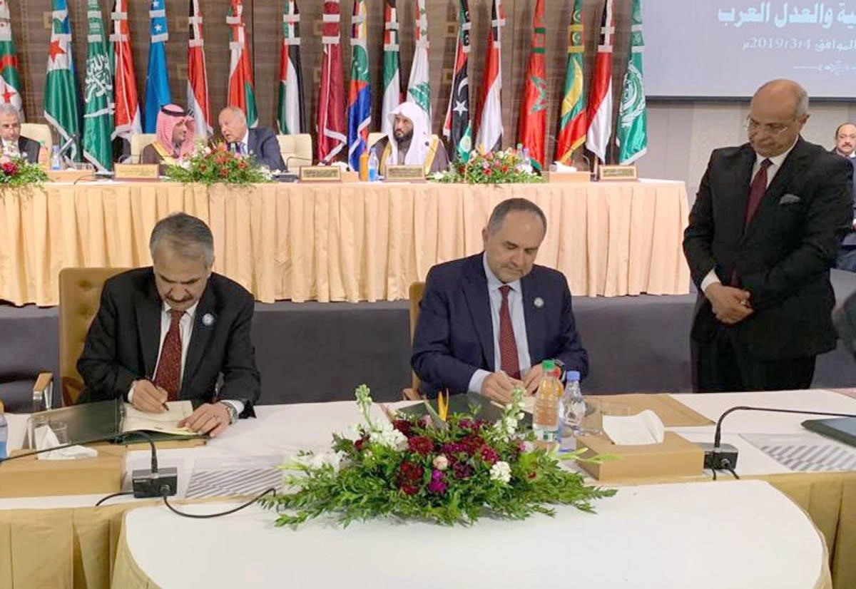 وزيرا العدل والداخلية يشاركان باجتماع مشترك لوزراء عرب في تونس