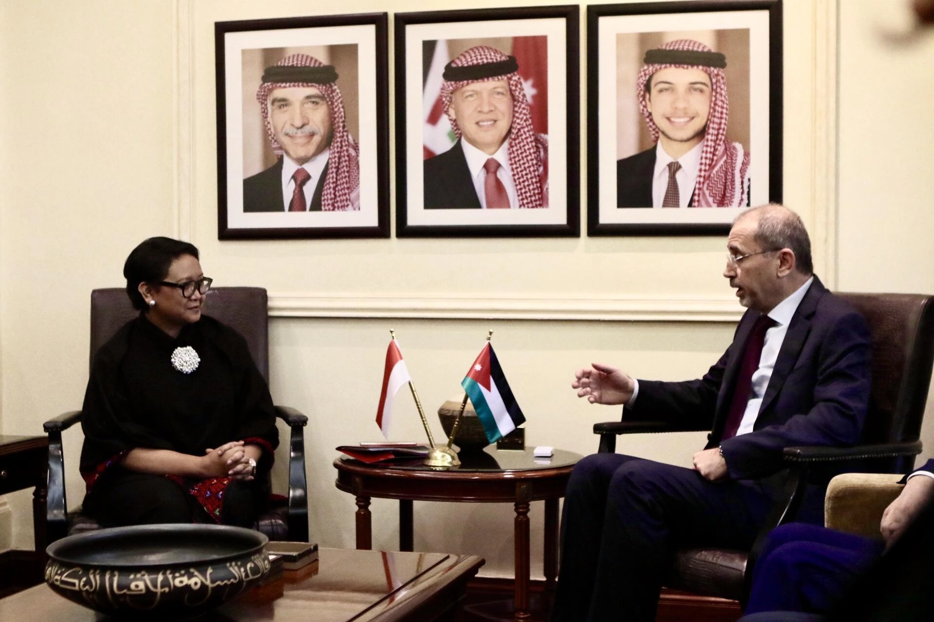 وزير الخارجية يلتقي نظيرته الإندونيسية