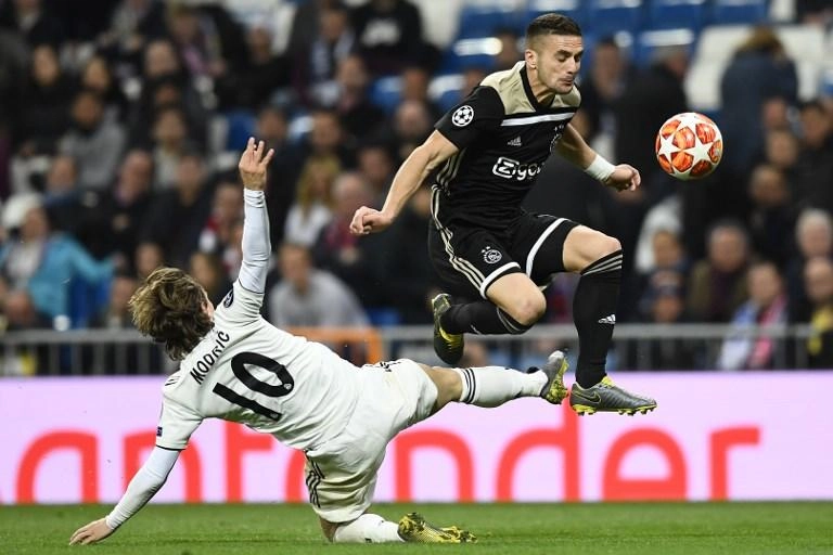 أياكس يهزم ريال مدريد في ملعبه ويجرده من اللقب