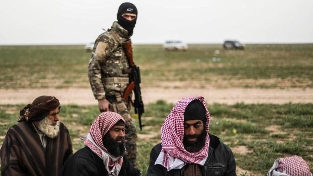 نساء وأطفال يغادرون آخر معقل لـ"داعش"