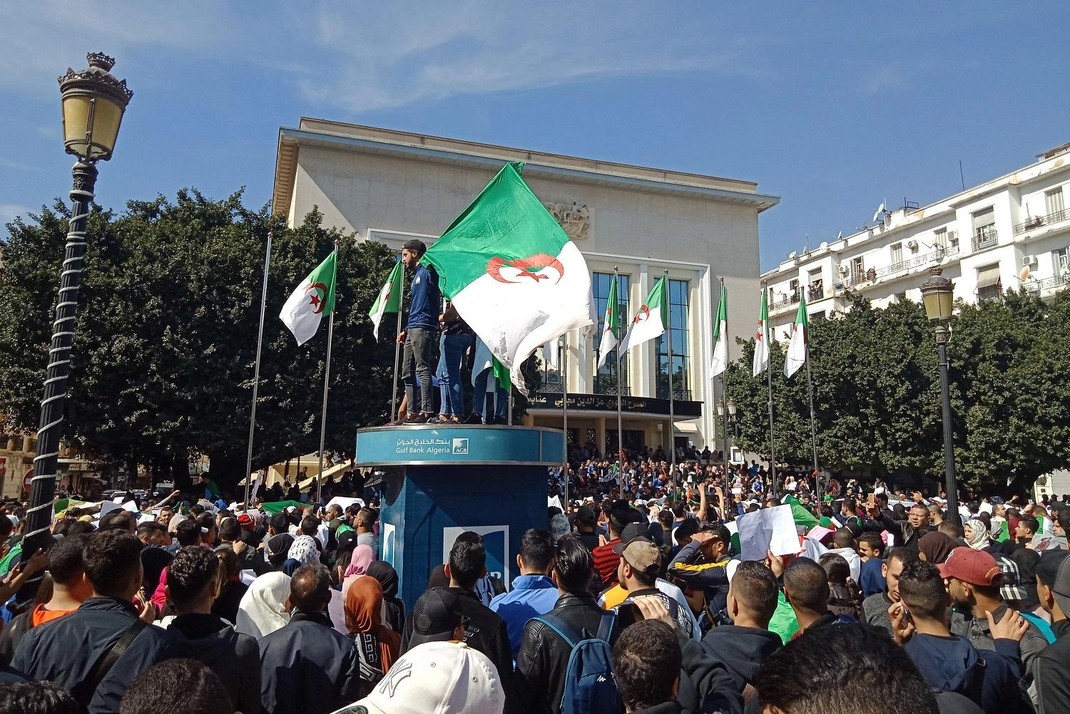 محامون يخرجون إلى الشوارع دعما للاحتجاجات ضد بوتفليقة
