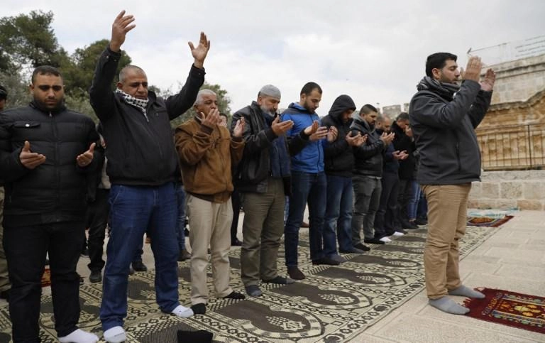 40 ألف فلسطيني يصلّون الجمعة رغم إجراءات إسرائيلية