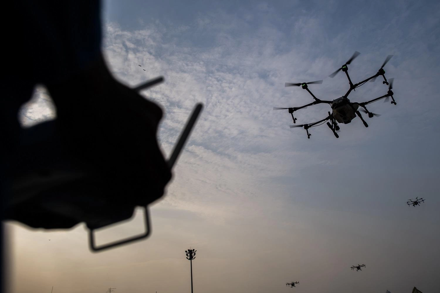إعادة فتح مطار أغلق بسبب طائرة مسيرة مجهولة