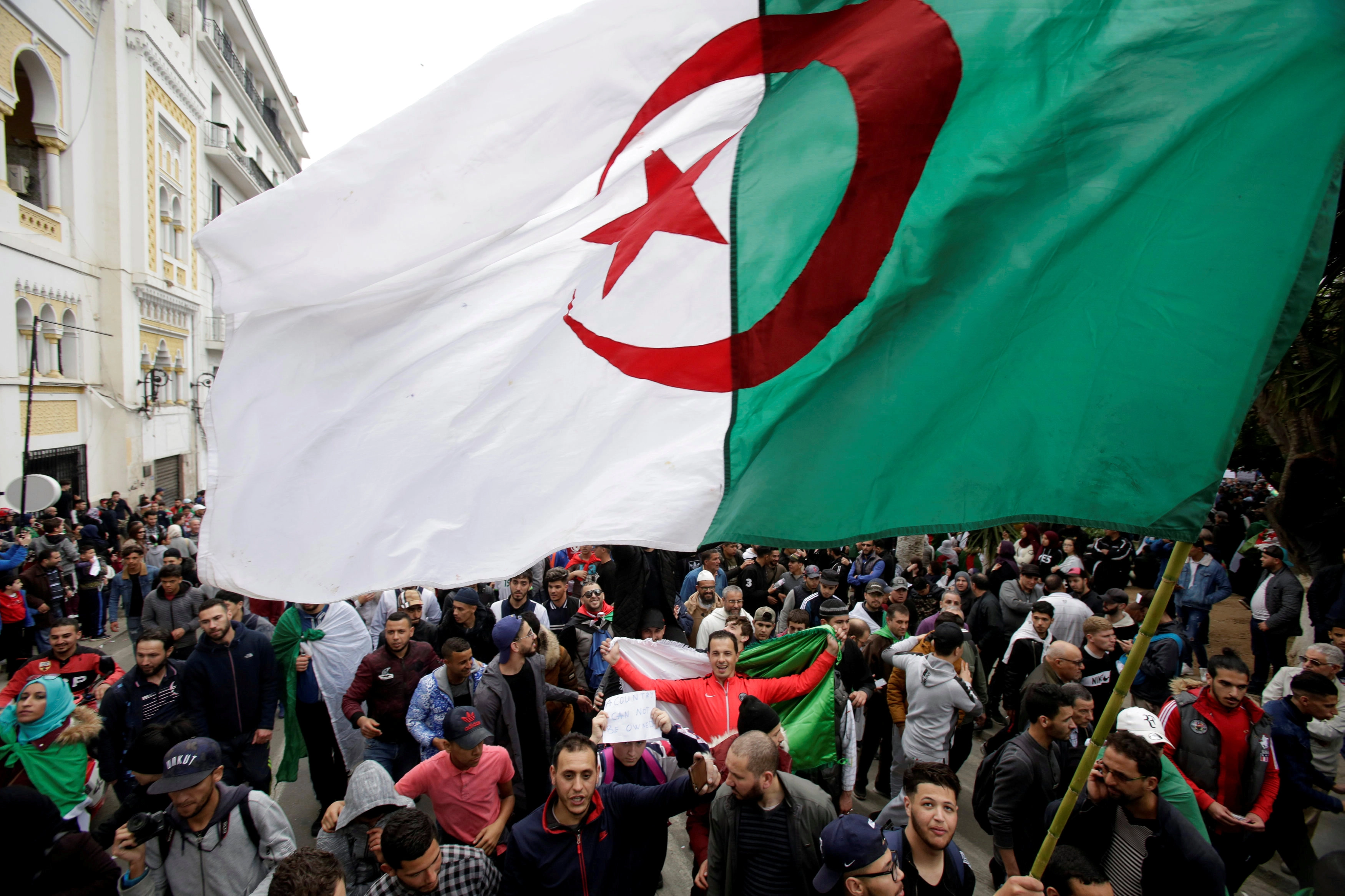 ألف قاض يرفضون الإشراف على انتخابات يُشارك فيها بوتفليقة