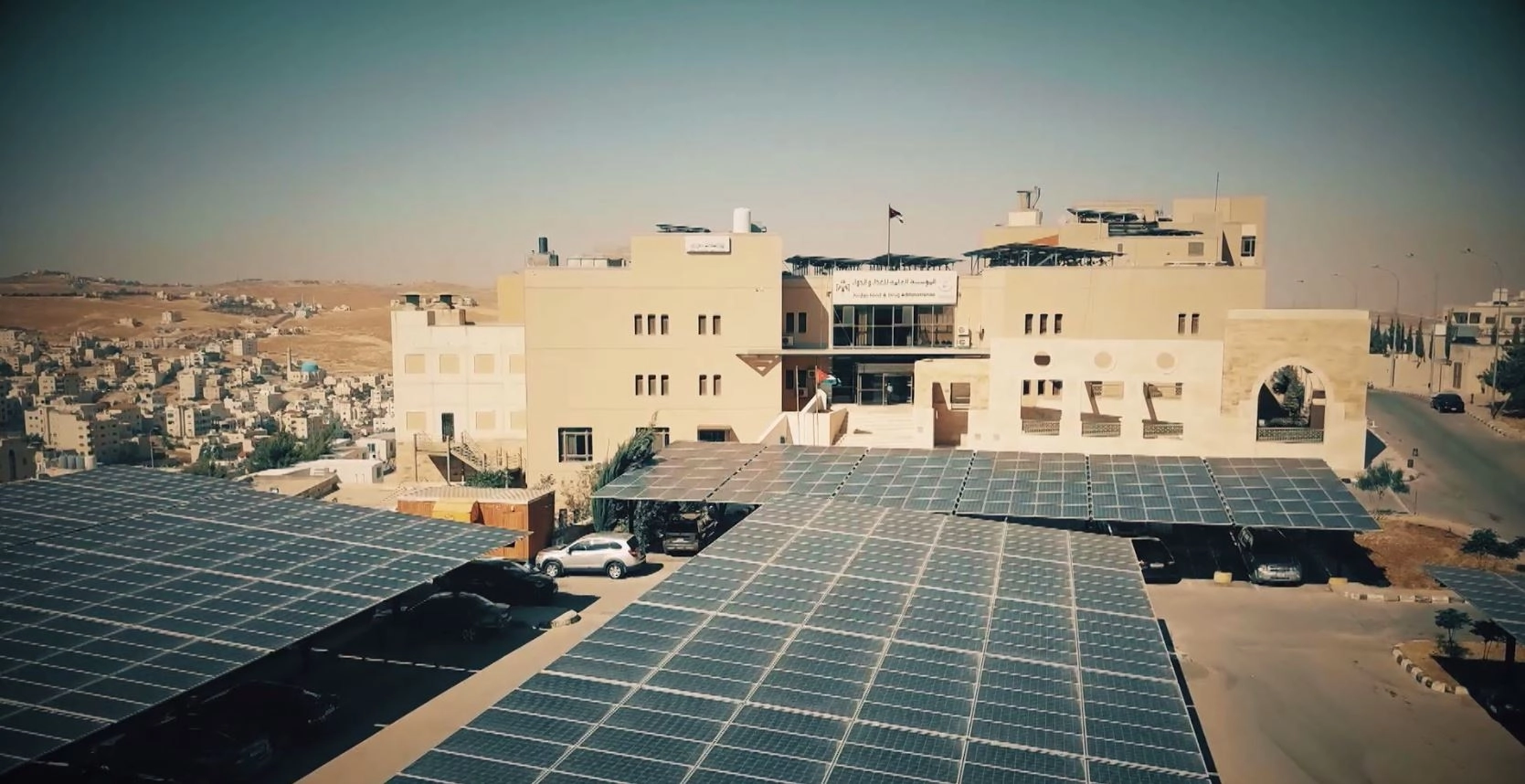 ضبط مشغل غير مرخص لتعبئة أعشاب طبية