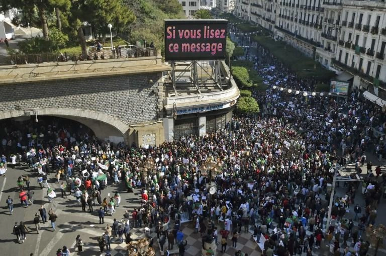 ألف شخص بين طلاب ومدرسين يتظاهرون وسط العاصمة