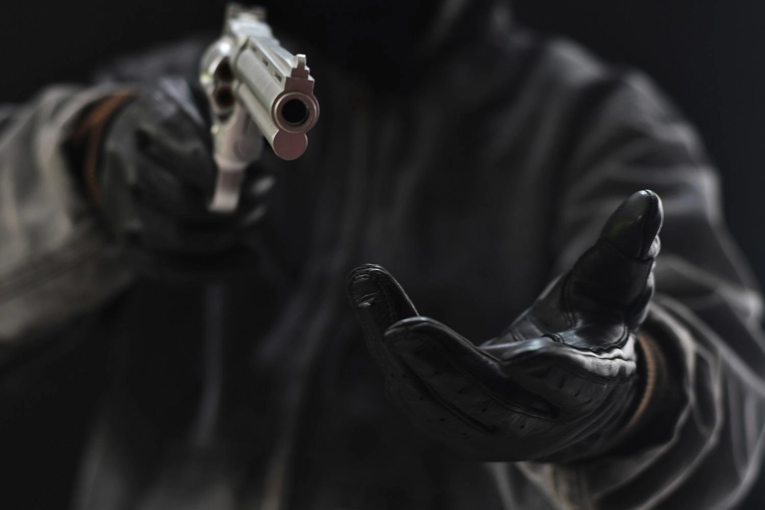 القبض على شخصين سلبا مبلغا ماليا في عمّان