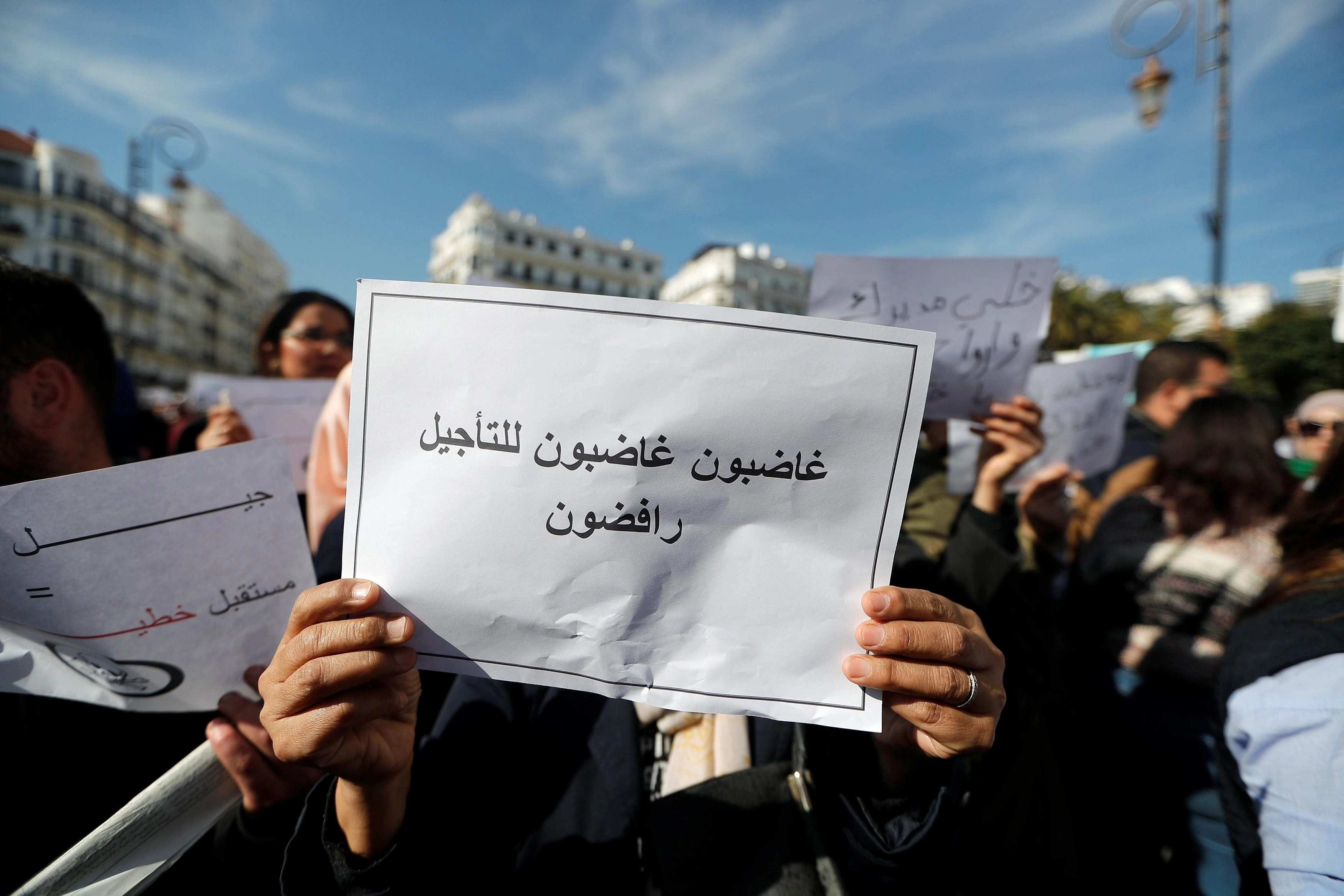 متظاهرون يرفضون خارطة طريق أعلنها بوتفليقة